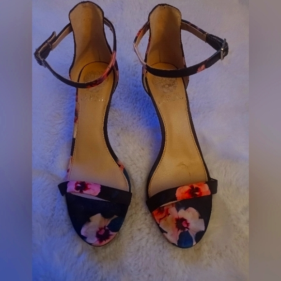 Vince Camuto heels - Picture 2 of 7